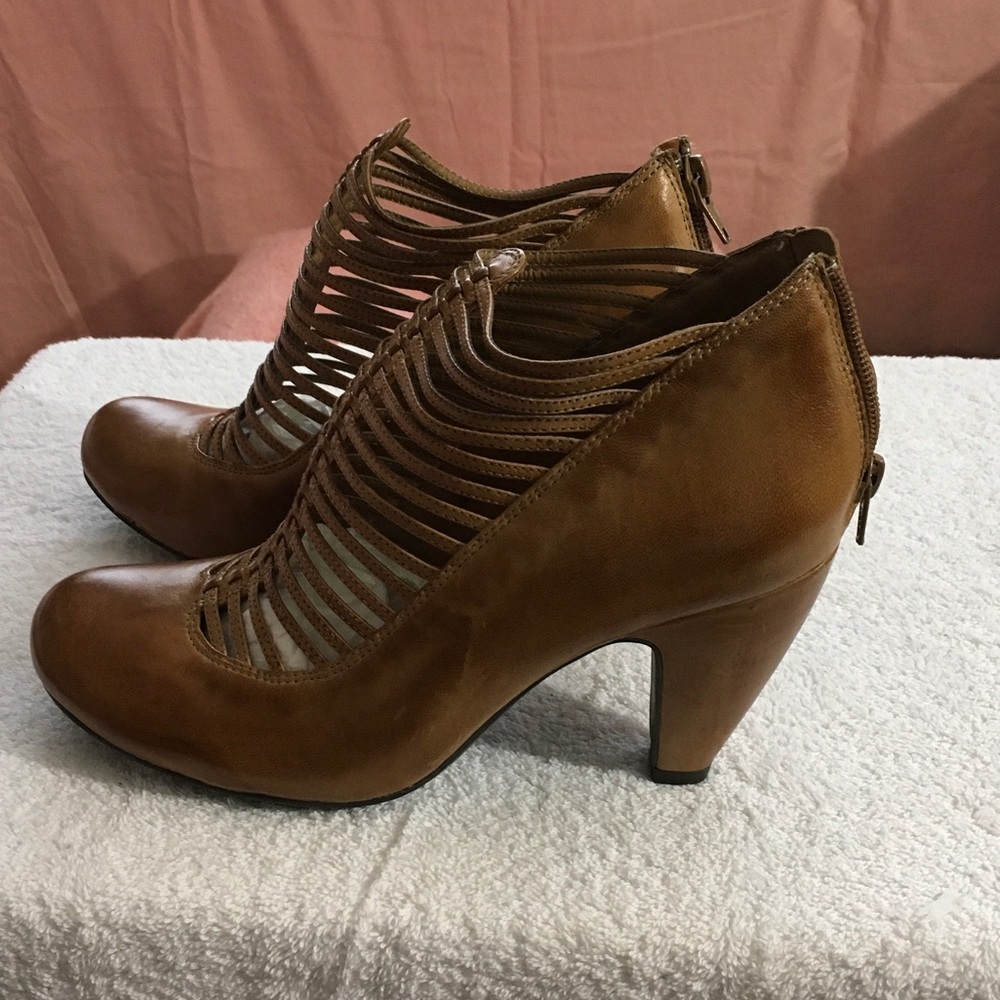 Elegant Tan Strappy Heeled Boots - Picture 3 of 4